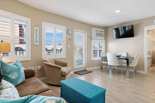 Sea Rocket 28 1BD 1BA Beachside Tranquility in in St Pete Beach, USA