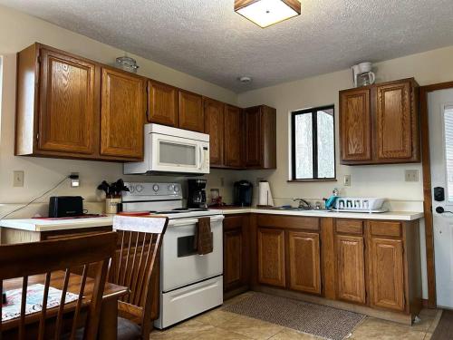 The Cabin-walk to the beach in Terra Alta