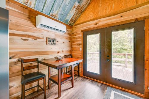 Kentucky Cabin Retreat with Covered Porch and Views in Lewisburg, USA