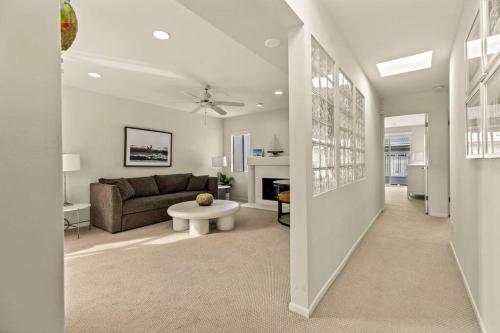 Ocean Front Penthouse Beauty on Manhattan Beach Strand in Manhattan Beach, USA