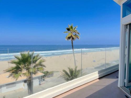 Ocean Front Penthouse Beauty on Manhattan Beach Strand in Manhattan Beach, USA