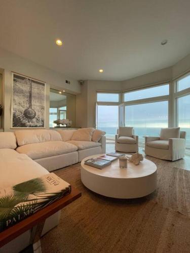 Ocean Front Penthouse Beauty on Manhattan Beach Strand in Manhattan Beach, USA