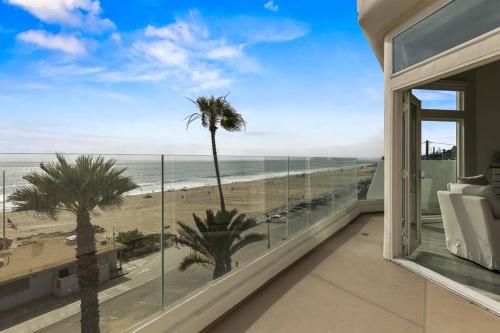Ocean Front Penthouse Beauty on Manhattan Beach Strand in Manhattan Beach, USA