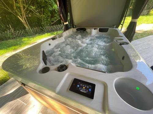 熱水浴缸, Villa Trianon Gîte 5 étoiles avec spa privé forêt Villandry (Villa Trianon Gite 5 etoiles avec spa prive foret Villandry) in 維朗德里