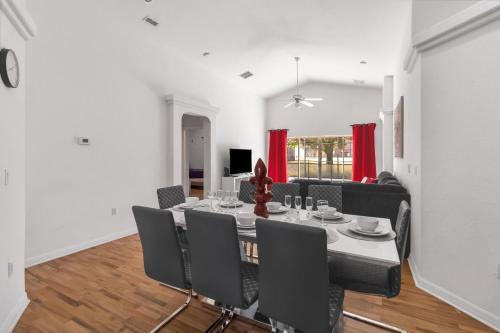 4-2 Private Pool House Near All Famous Attractions!!! in Davenport, USA