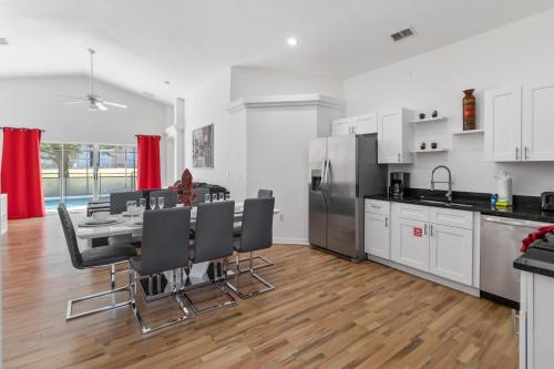4-2 Private Pool House Near All Famous Attractions!!! in Davenport, USA