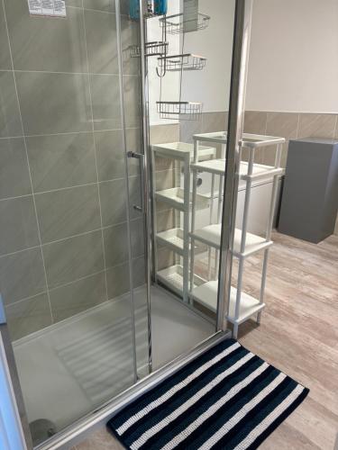 Two bedrooms with 3 double beds 2 bathrooms Two bedrooms with 3 double beds 2 bathrooms