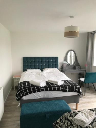 Two bedrooms with 3 double beds 2 bathrooms Two bedrooms with 3 double beds 2 bathrooms