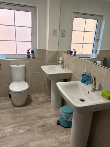 Two bedrooms with 3 double beds 2 bathrooms Two bedrooms with 3 double beds 2 bathrooms