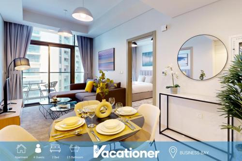 Vacationer Holiday Homes I Elegant 2 Bedroom I Central & Convenient in Business Bay, Dubaj
