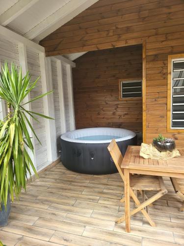 Bungalow chez Seve et Savi avec jacuzi in Sainte Rose