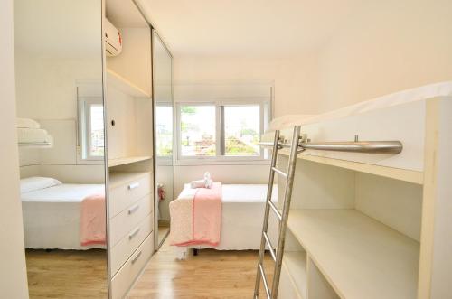 Jurerê para 6 hóspedes a 2 quadras da praia N1705