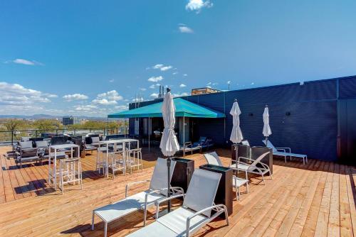 One-Bedroom Apartment with Balcony and Mountain View   image 10