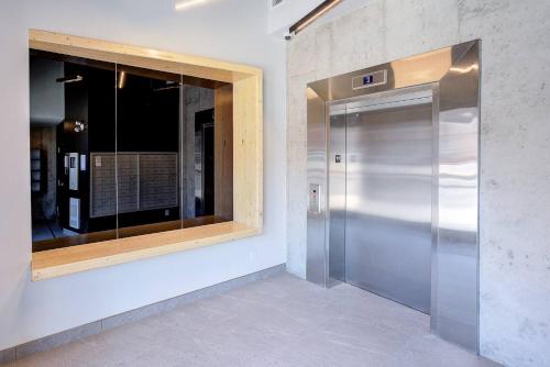 One-Bedroom Apartment with Balcony and Mountain View   image 8
