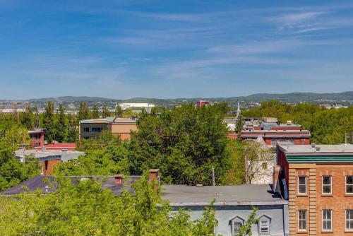 One-Bedroom Apartment with Balcony and Mountain View   image 7
