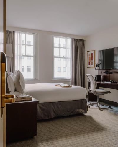 Standard Queen Room image 5