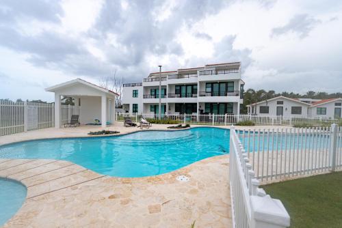 Zwembad, 3 Bedroom Oceanfront BeachHouse in Isabela