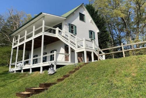 Blueberry Ridge Cottage near Ocoee River Shopping in Blue Ridge, USA