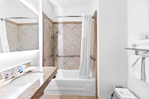 Queen Room - Disability Access image 4
