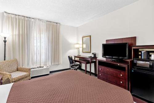 Queen Room - Disability Access room in Red Lion Hotel Portland Airport