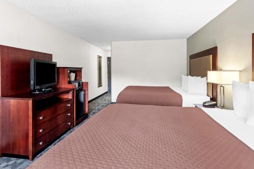 Standard Queen Room with Two Queen Beds image 4