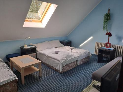 3 twin beds