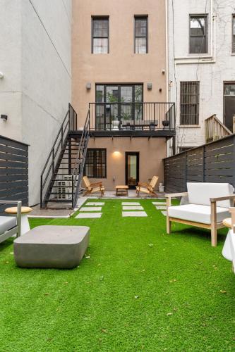 Luxurious Harlem Home with Modern Amenities, Outdoor Patio! in New York, USA