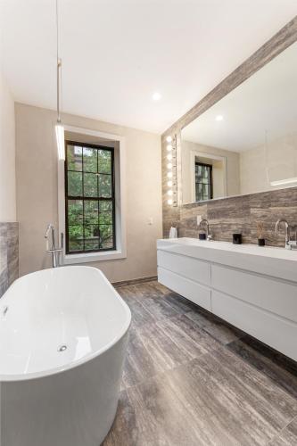 Luxurious Harlem Home with Modern Amenities, Outdoor Patio! in New York, USA