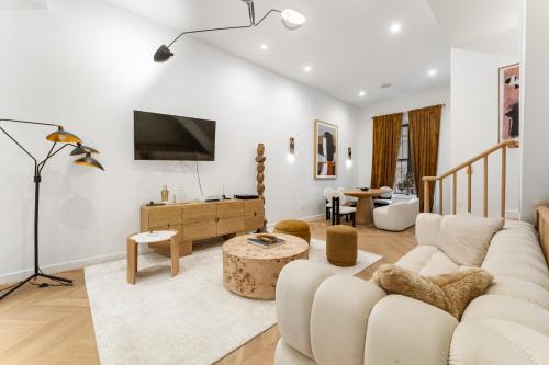 Luxurious Harlem Home with Modern Amenities, Outdoor Patio! in New York, USA