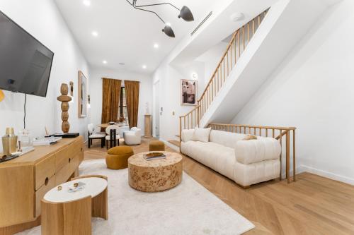Luxurious Harlem Home with Modern Amenities, Outdoor Patio! in New York, USA