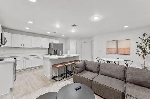 Contemporary 3-bed,2-bath Home, Downtown Wpb! - West Palm Beach, FL