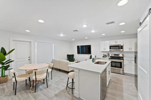 Modern Living 2-bedroom,2 Bath Home Downtown Wpb in West Palm Beach, USA