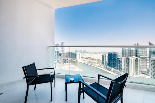 A Living-Modern Studio Apartment with Balcony & Canal view at Prive 2507B ,Business Bay, Dubai (foto 4)
