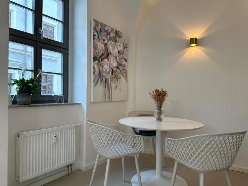 Super zentral mit Parkplatz, Fenster verspiegelt Super zentral mit Parkplatz, Fenster verspiegelt