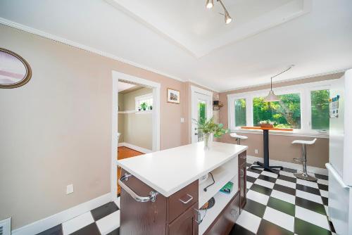 Amazing Westside Vancouver Villa - Free Parking in Vancouver, Canada