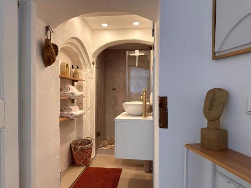 Super zentral mit Parkplatz, Fenster verspiegelt Super zentral mit Parkplatz, Fenster verspiegelt