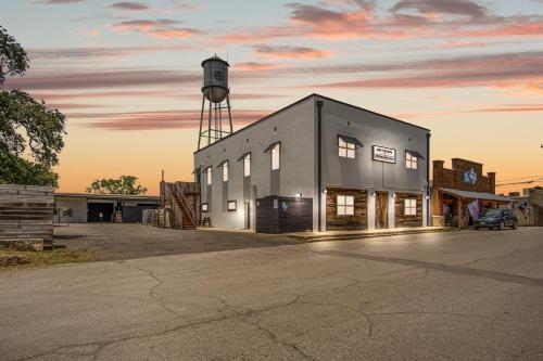 Salt Block - French Serenity Suite 3 in بانديرا_تكساس