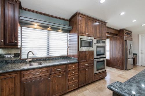 Private Executive Home, Pet Friendly, Walkable - Tap to explore photos