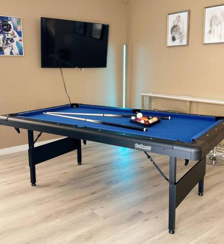 Heart of Las Vegas 8 Beds, Pool Table, BBQ!