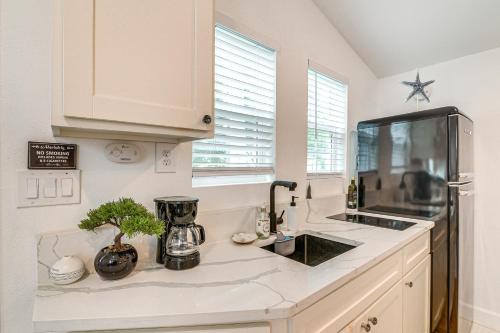 Updated Galveston Studio with Deck - 1 Mi to Beach! in Galveston, USA