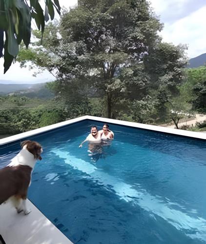 CASA CON PISCINA RODEADA DE VERDE EN ANAPOIMA