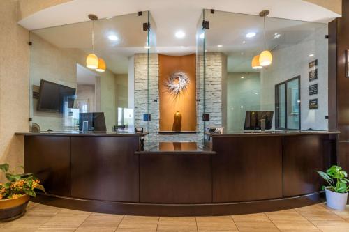 Best Western Plus Lytle Inn & Suites - 로비