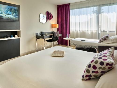 1 queen bed, 1 sofa bed