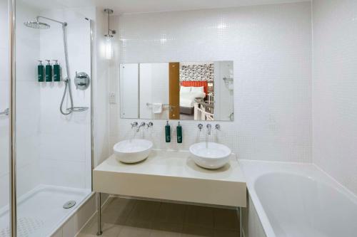 DoubleTree by Hilton Manchester Piccadilly - image 6