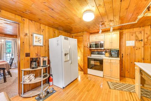 Log Cabin with Game Room and Fire Pit in Forestport! in Forestport, USA
