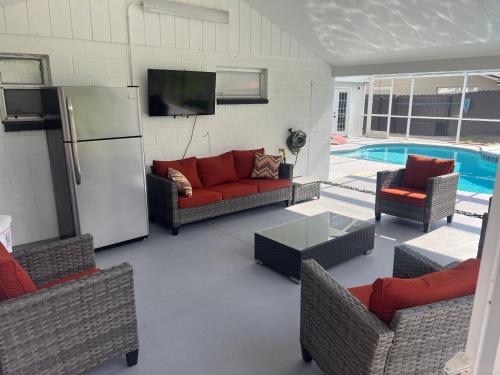 Heated pool 5 min from airport play room pin pong table hockey table video games 4 BR and 3BA in Tampa, USA
