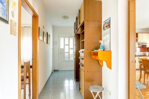 Apartments with a parking space Trogir - 9209 - image 3
