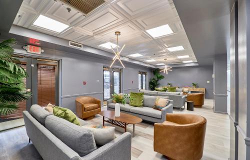 Előcsarnok, The West End near St. Louis Bazilika Katedrális