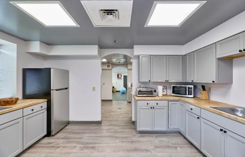 Konyha, The West End near St. Louis Bazilika Katedrális