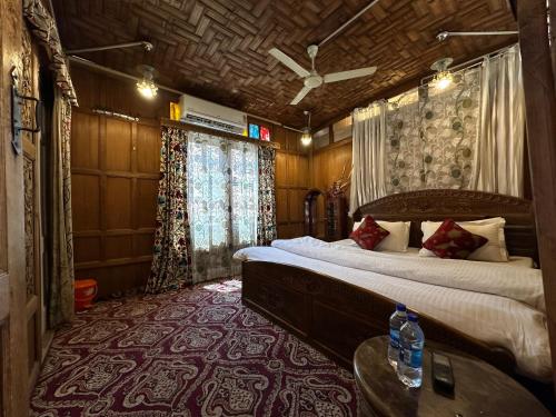 Deluxe Double Room (2 Adults + 1 Child)